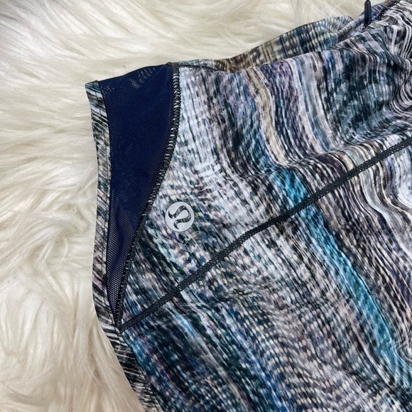Lululemon Hotty Hot‎ Shorts in Digital Oasis 6 - Picture 4 of 8
